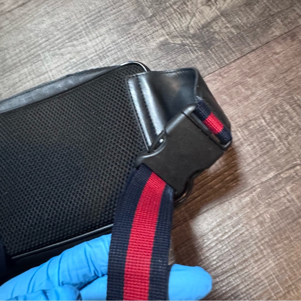 Gucci GG Supreme body bag in black with a red and blue web strap - Picture 4 of 16